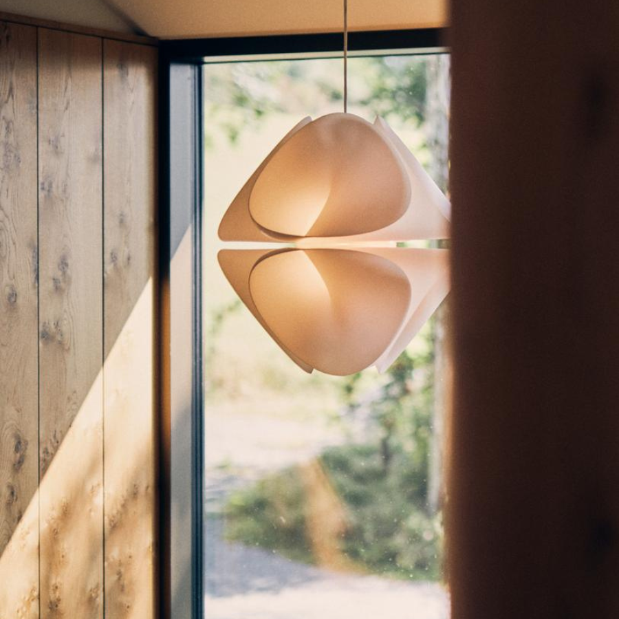 Nowoczesna lampa wisząca Nova z unikalnym kloszem w kształcie stożków wykonanym z półprzezroczystego materiału