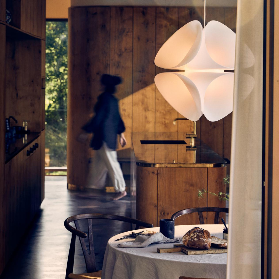 Stylowa lampa wisząca Nova z kloszem w kształcie stożków, wykonanym z półprzezroczystego materiału