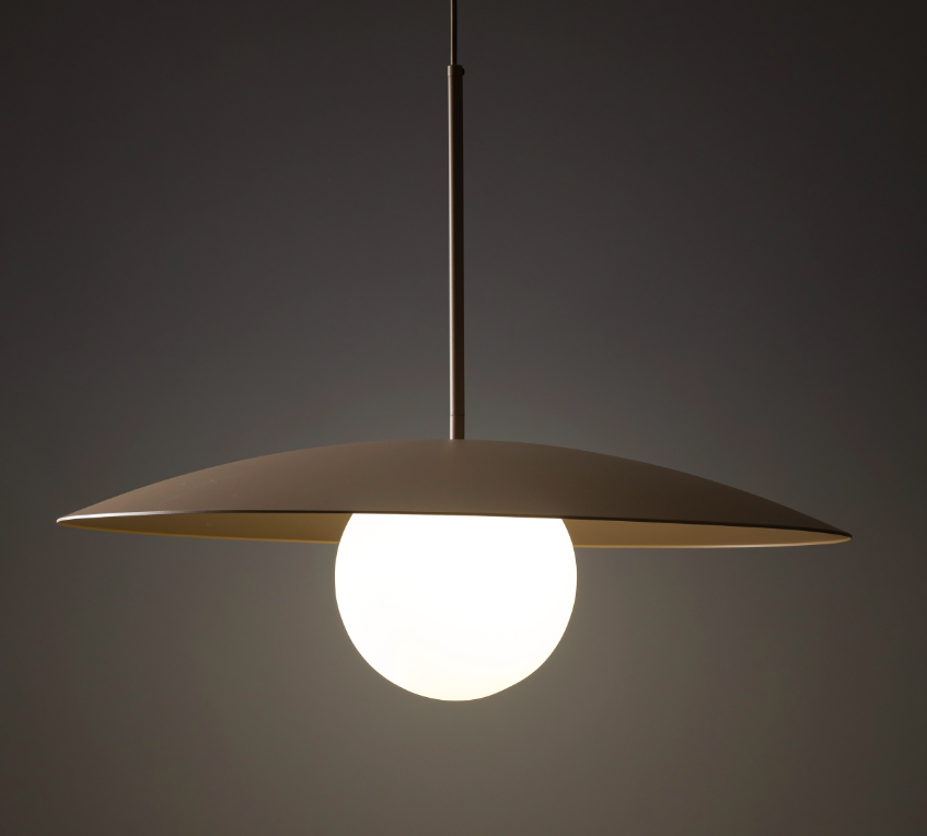 Beżowa wisząca lampa Sabia o średnicy 65 cm z płaskim kloszem