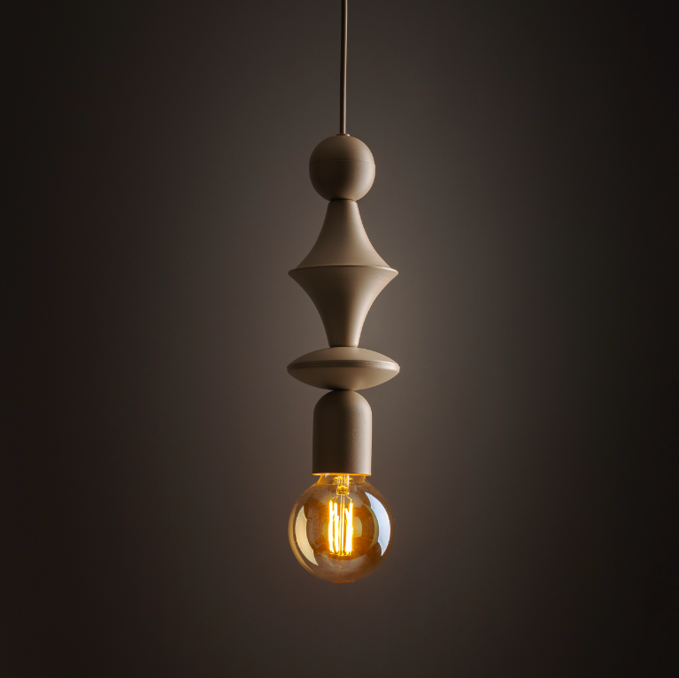 Beżowy pionowy wisior na dekoracyjną żarówkę Tower