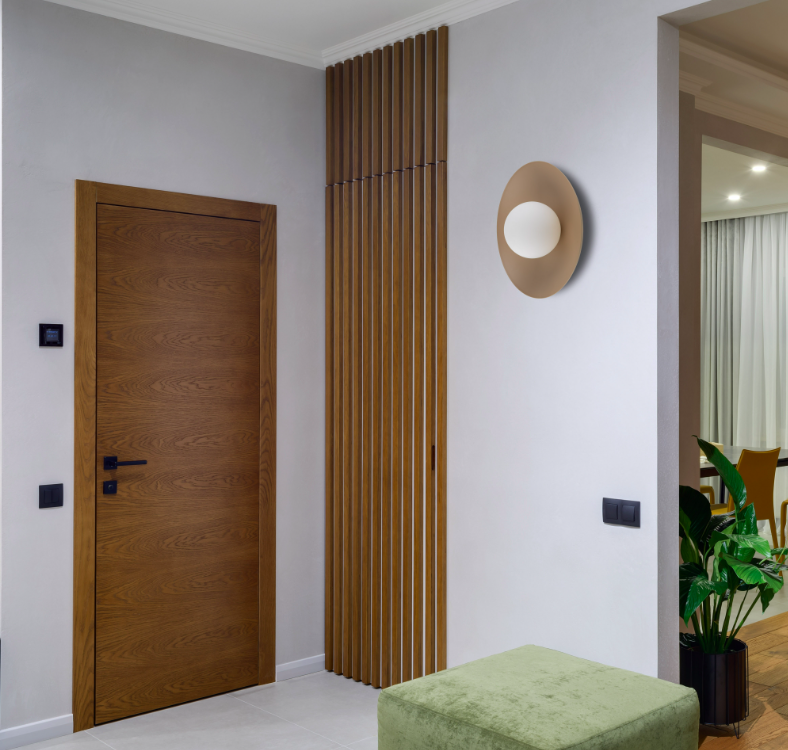 Beżowy stylowy kinkiet Slate z białą kulą