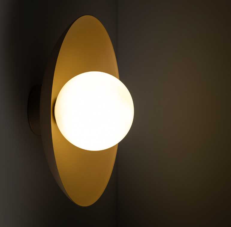 Beżowy stylowy kinkiet Slate z białą kulą