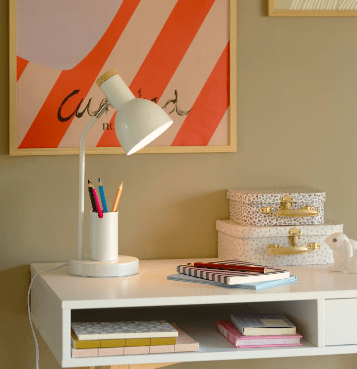 Biała lampka biurkowa dla dzieci Devone z praktycznym przybornikiem