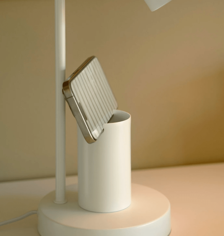 Biała lampka biurkowa dla dzieci Devone z praktycznym przybornikiem