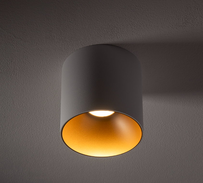 Biały sufitowy spot Point Tone z wnętrzem w złotym odcieniu