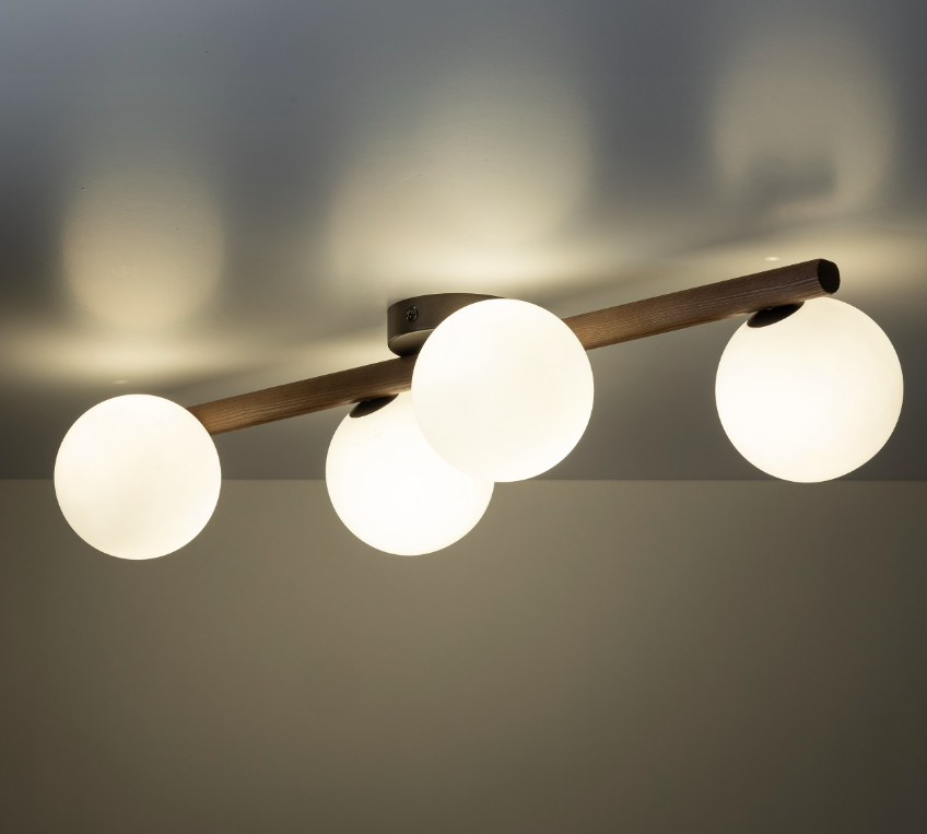 Brązowa drewniana lampa sufitowa Estera 4 z białymi kulistymi kloszami