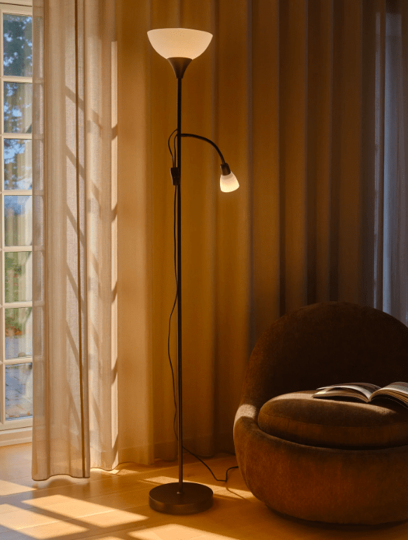 Czarna, wysoka lampa podłogowa Lauria idealna do czytania