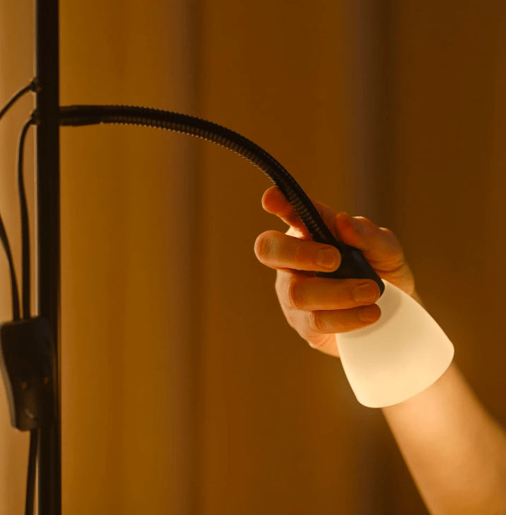 Czarna, wysoka lampa podłogowa Lauria idealna do czytania