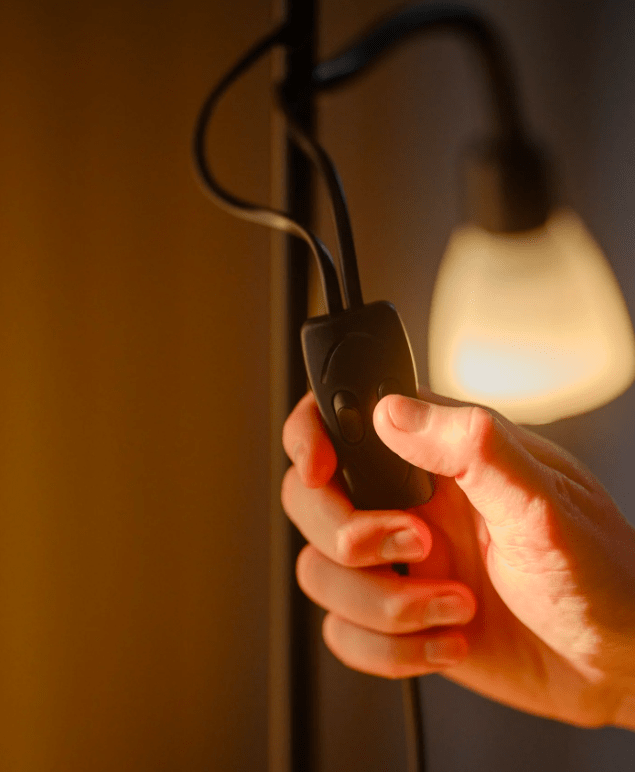 Czarna, wysoka lampa podłogowa Lauria idealna do czytania