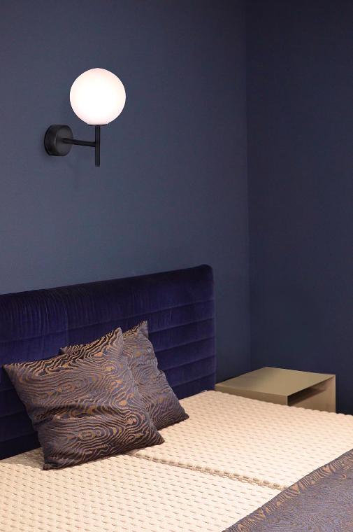 Czarny kinkiet Faro z mleczną kulą