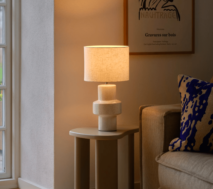 Elegancka beżowa lampa stołowa Dugan z ceramiki