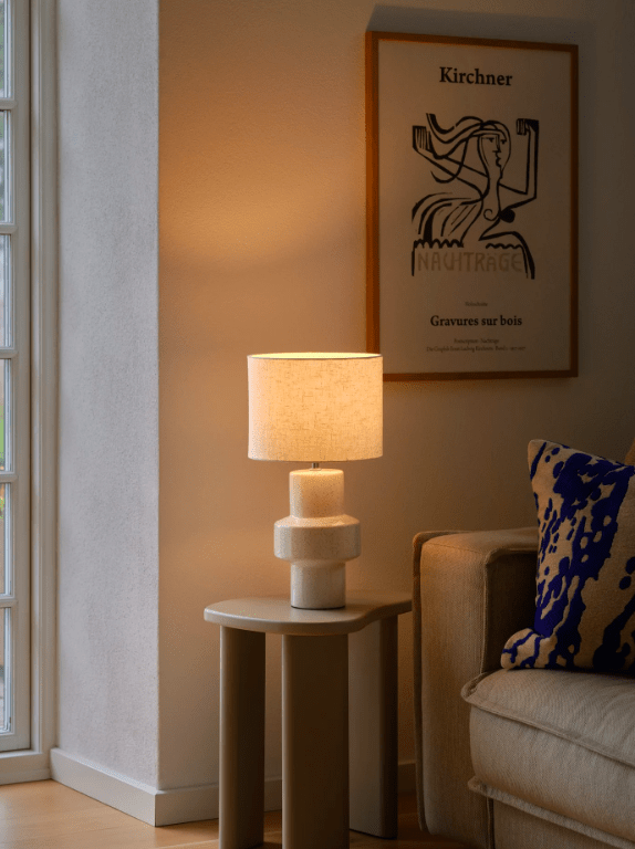 Elegancka beżowa lampa stołowa Dugan z ceramiki