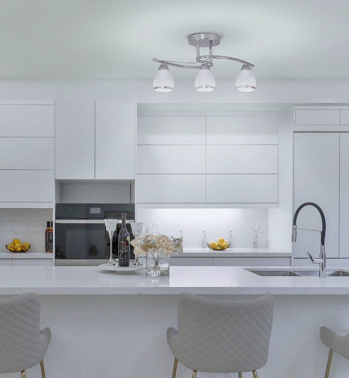 Elegancka sufitowa lampa Samira w chromowanym wykończeniu