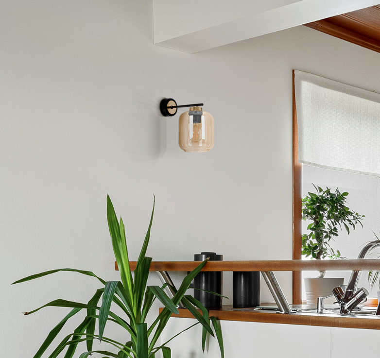 Elegancki kinkiet Iga z bursztynowego szkła