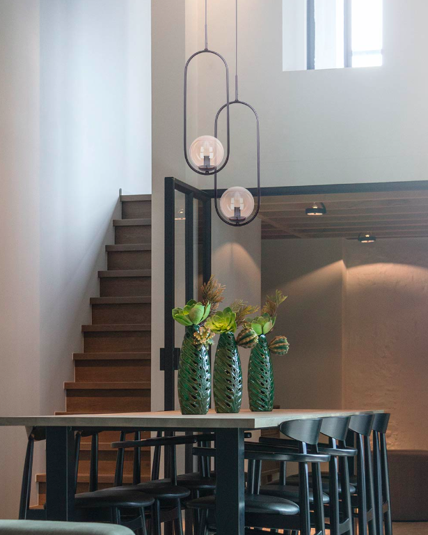 Lampa wisząca Venta to przezroczysta szklana kula.