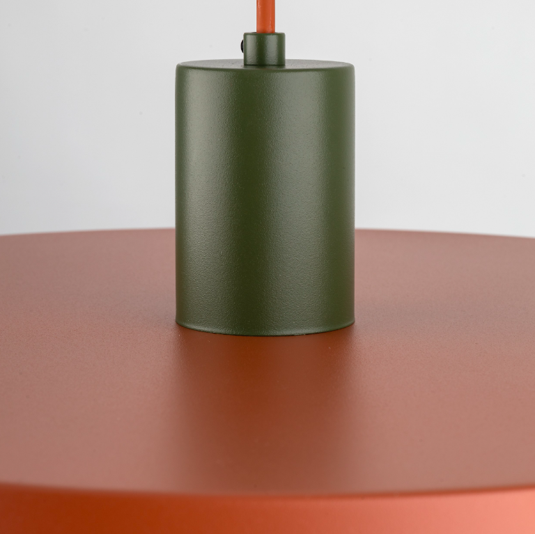 Pomarańczowa wisząca lampa Sila 40 z zielonym uchwytem