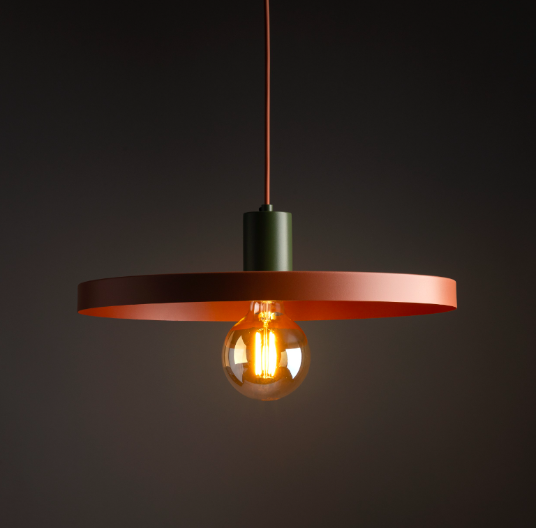 Pomarańczowa wisząca lampa Sila 40 z zielonym uchwytem