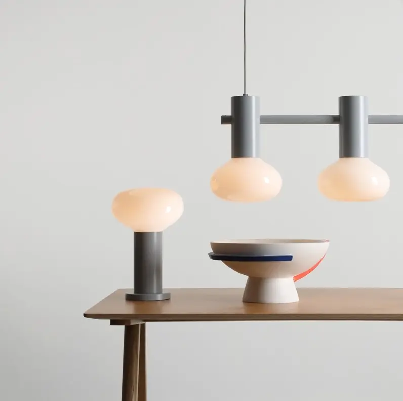 Szara lampa wisząca Flo 3 Grey z 3 opalowymi kloszami nad wyspę kuchenną