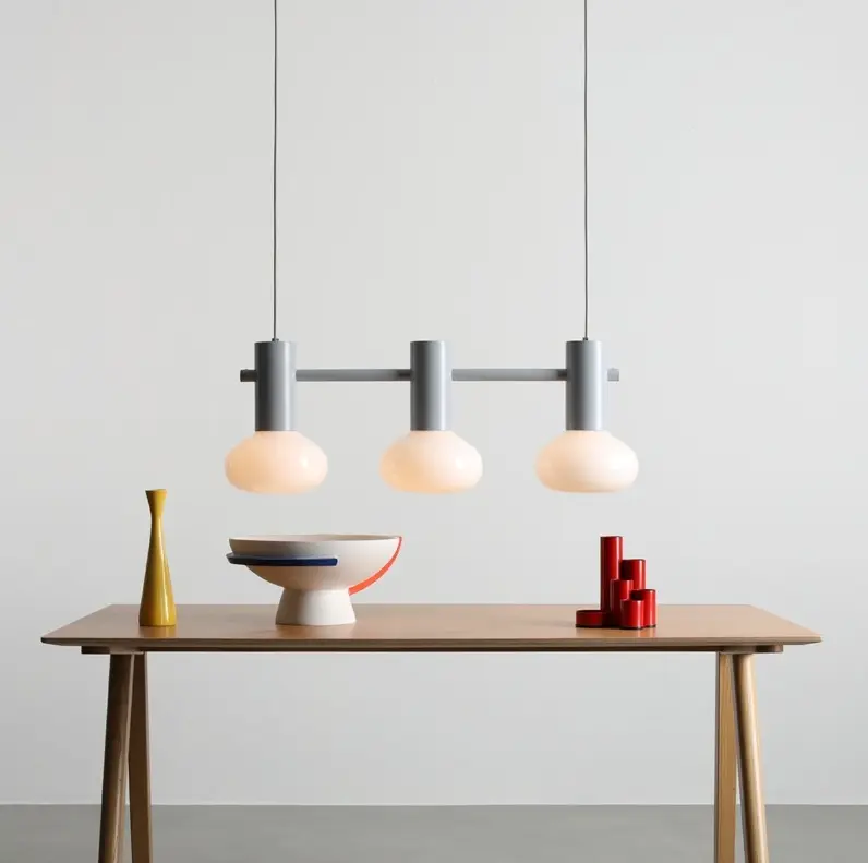 Szara lampa wisząca Flo 3 Grey z 3 opalowymi kloszami nad wyspę kuchenną