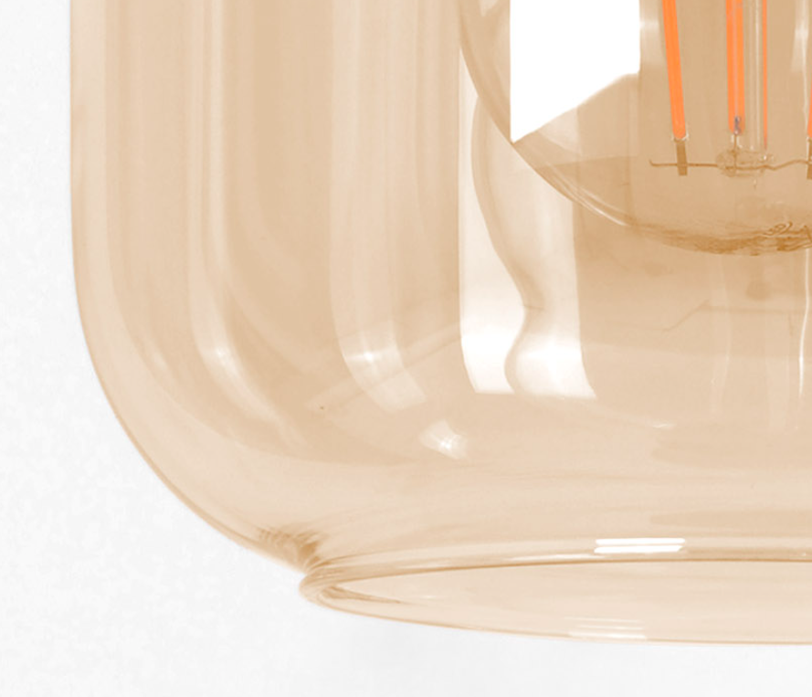 Szklana lampa wisząca Iga w bursztynowym kolorze nad stolik