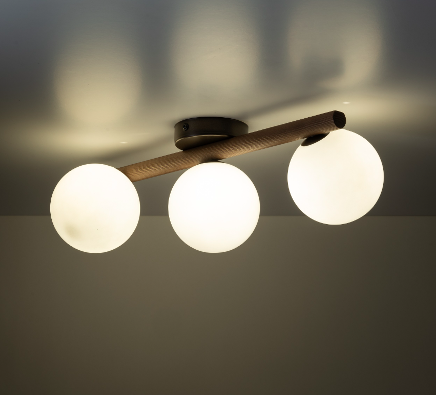 Trzyramienna lampa sufitowa Estera z drewna w kolorze orzecha