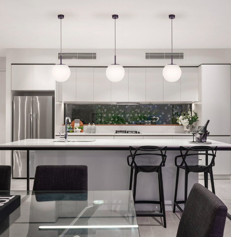 Wisząca lampa Faro 30 z dużym mlecznym kloszem