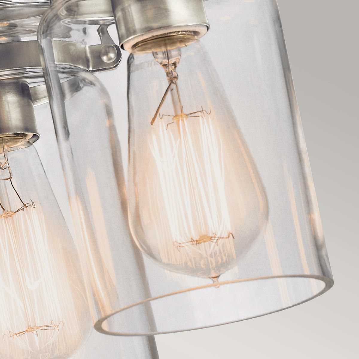 Lampa sufitowa Brinley w kolorze srebrnym z trzema szklanymi kloszami w stylu industrialnym