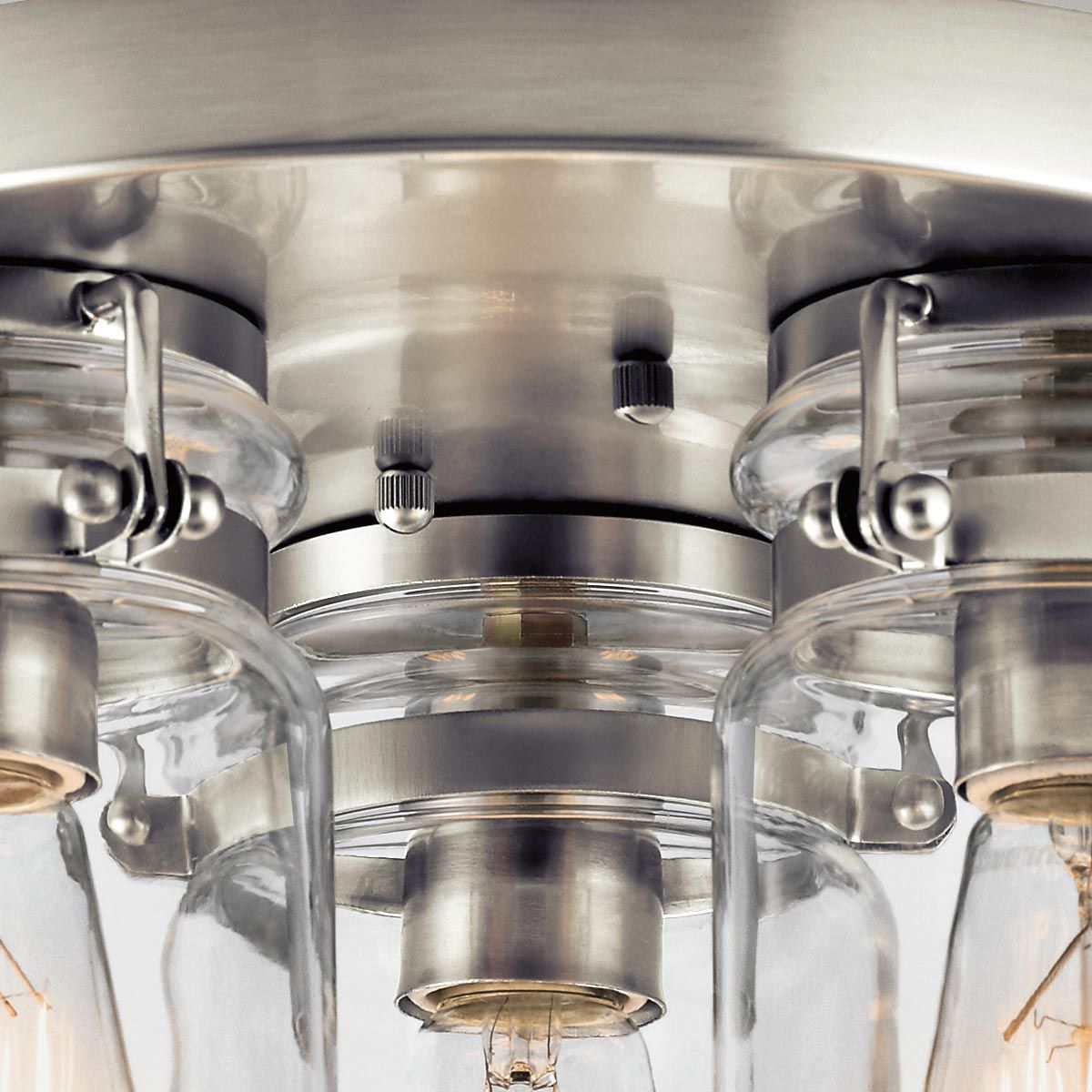 Lampa sufitowa Brinley w kolorze srebrnym z trzema szklanymi kloszami w stylu industrialnym