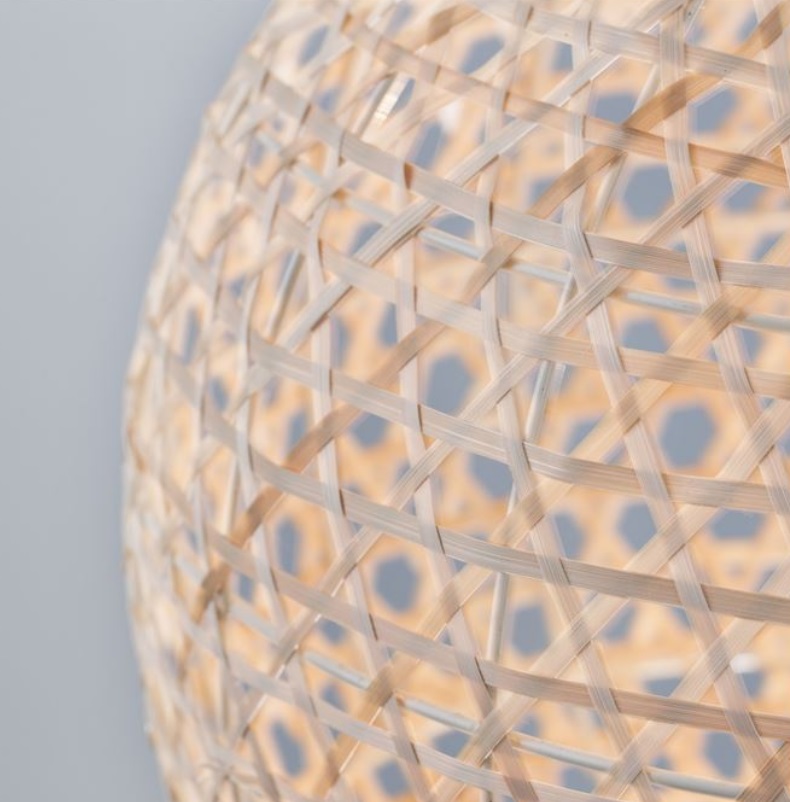 Lampa wisząca Nayora 40 z bambusa w naturalnym kolorze do salonu