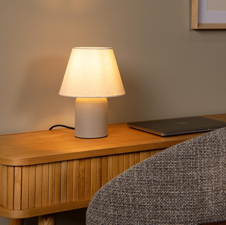 Beżowa lampka stołowa Macia z ceramiki z lnianym kloszem