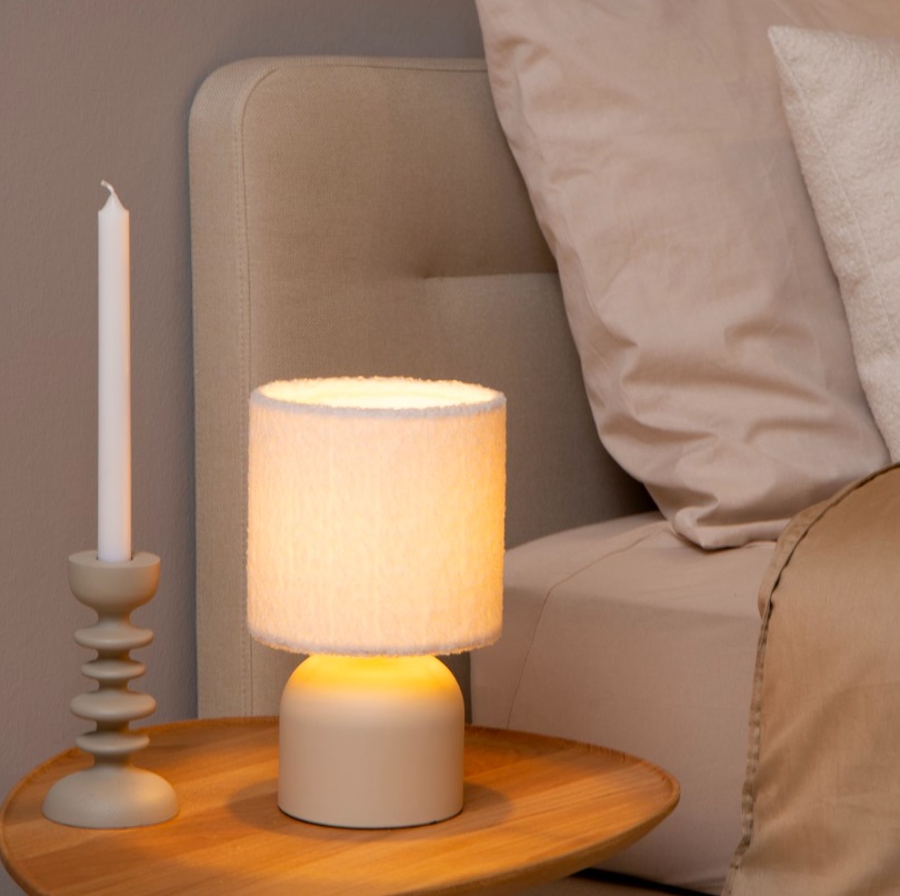 Lampka nocna z beżowej wełny Woolly do sypialni