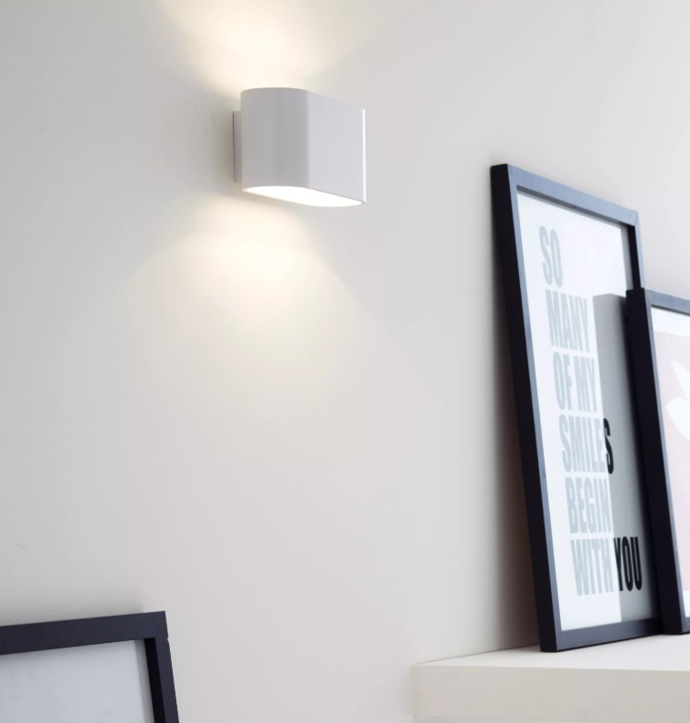 Kinkiet Xera w kolorze białym z dwukierunkowym światłem do salonu