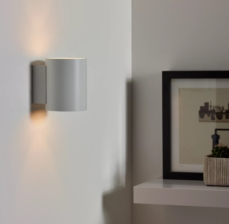 Kinkiet Xera w białym kolorze, światło skierowane w górę i w dół