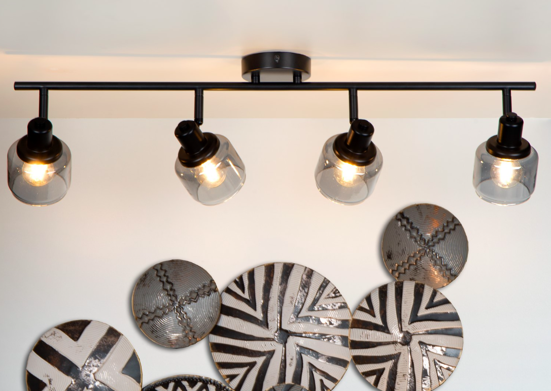 Czarny plafon Bjorn 4 z czterema szklanymi reflektorami na listwie