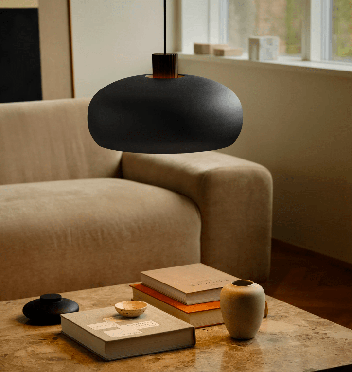 Wisząca lampa Aurelio 42 w kolorze czarnym z drewnianym akcentem – DFTP