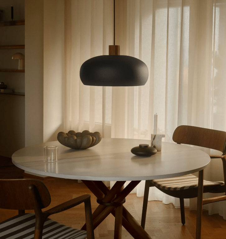 Wisząca lampa Aurelio 42 w kolorze czarnym z drewnianym akcentem – DFTP