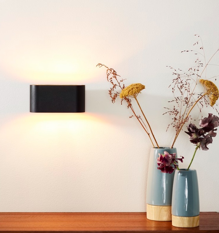 Kinkiet Xera w czarnym wykończeniu ze złotym wnętrzem – dekoracyjny model