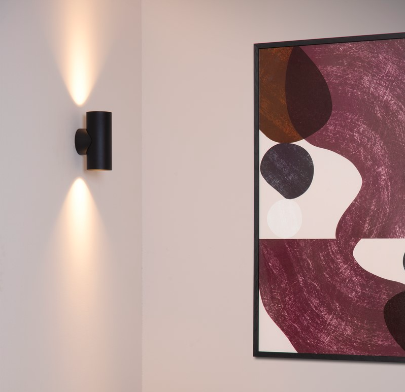 Kinkiet ścienny Bondi czarny – światło skierowane w górę i w dół do salonu