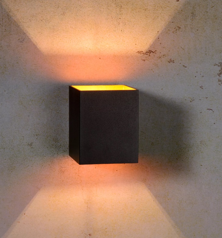 Kinkiet Xera w czerni z kwadratową formą i złotym wnętrzem