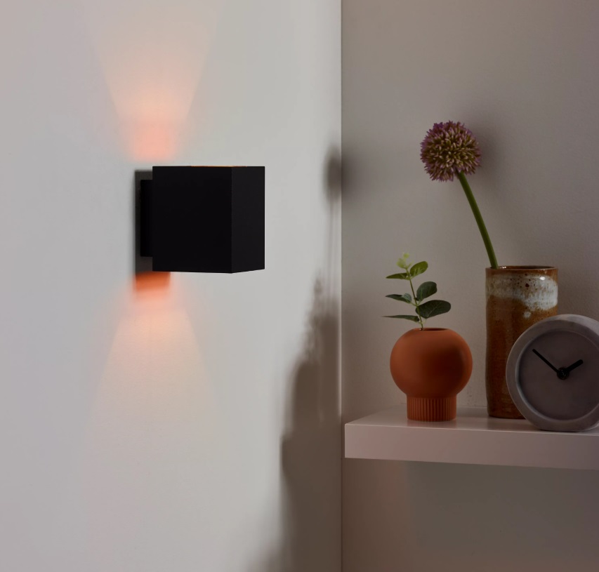 Kinkiet Xera w czerni z kwadratową formą i złotym wnętrzem