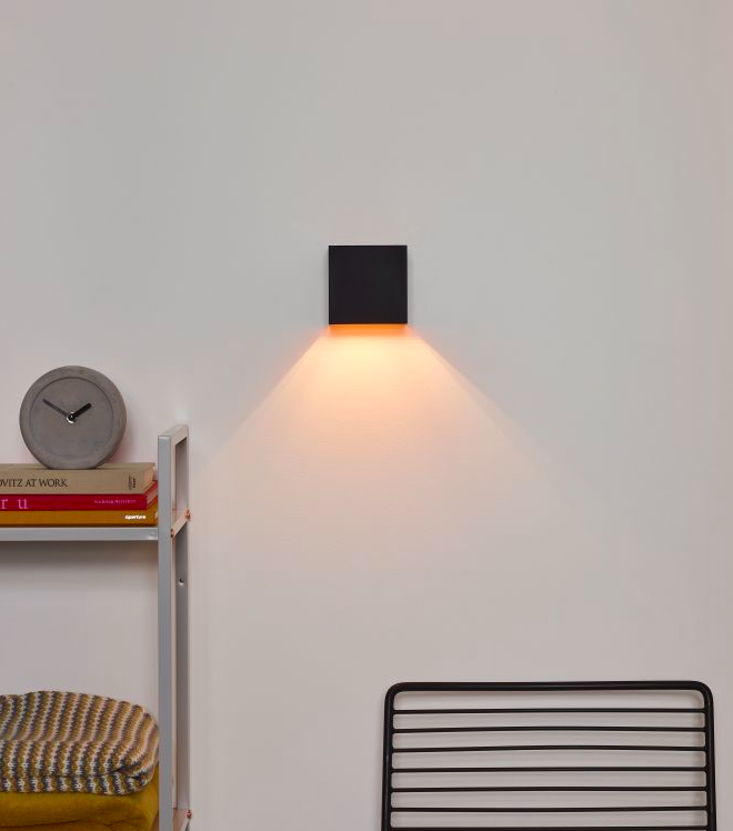 Kinkiet XIO czarny kwadratowy z dwukierunkowym światłem – idealny na korytarz