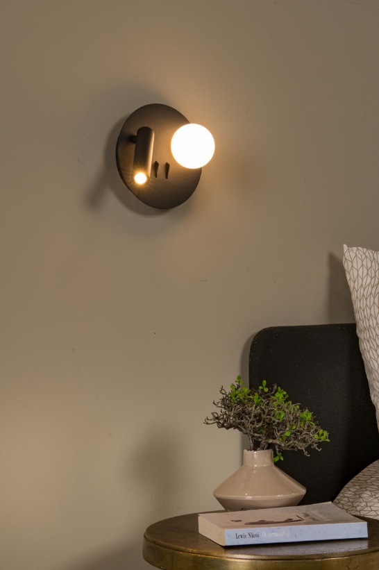 Kinkiet LED Matiz w czarnym kolorze – okrągła kula z reflektorem i portem USB