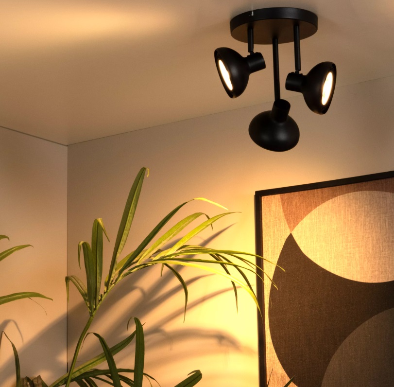 Nowoczesna lampa sufitowa Sensas 3 w czarnym kolorze z regulowanymi reflektorami