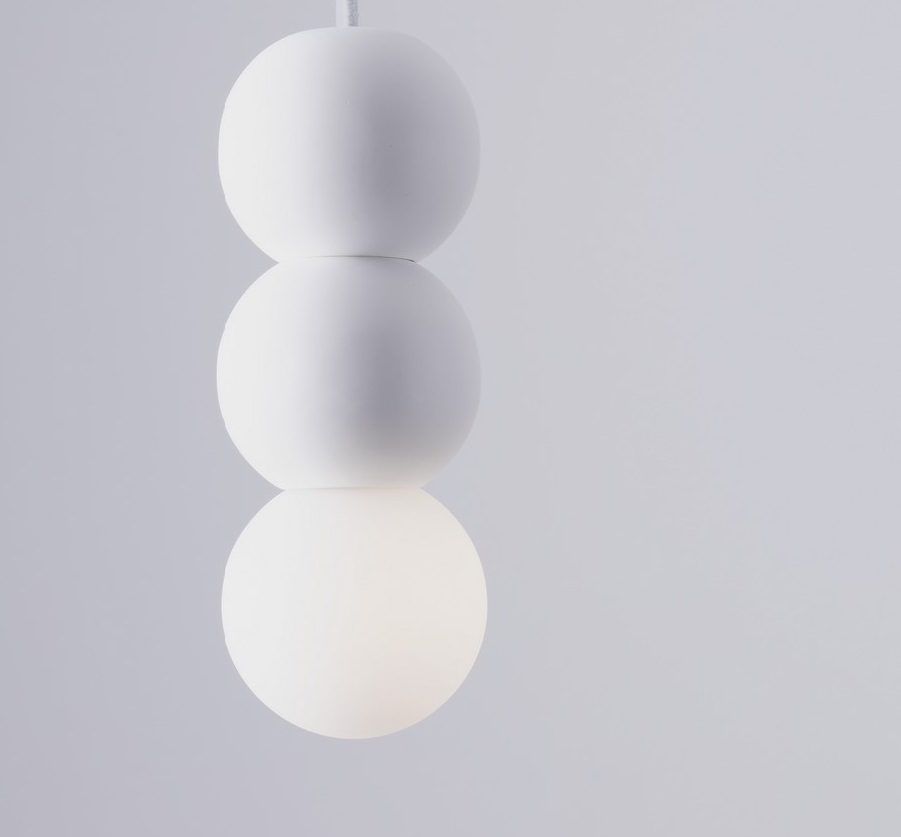 Lampa wisząca StoneBall z dwiema betonowymi kulami – minimalistyczny design