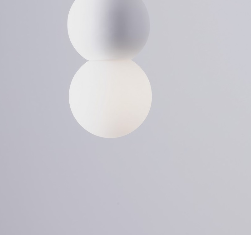 Wisząca lampa StoneBall w białym kolorze z betonową kulą