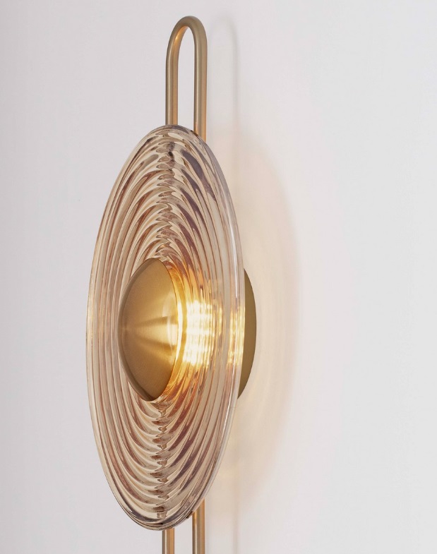 Stylowy kinkiet Calbelle w złoto-bursztynowej odsłonie