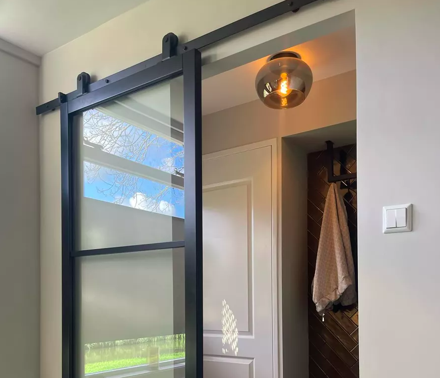 Stylowy plafon Judi z przyciemnianego szkła