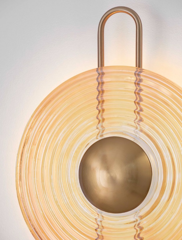 Stylowy kinkiet Calbelle w odcieniach złota i bursztynu