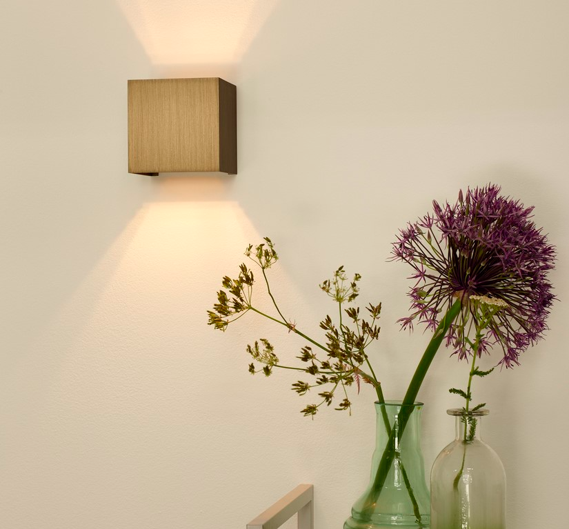 Nowoczesny kinkiet XIO w metalicznym brązie