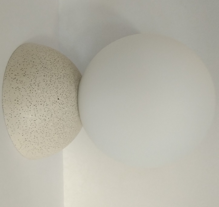 Kinkiet lub plafon z betonu StoneBall w kolorze białego lastryko
